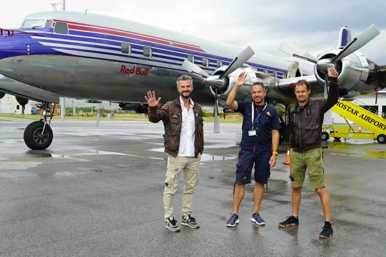 Ovih dana Mostar je ugostio 26 skakačica i skakača koji se takmiče na Red Bull Clif Diving svjetskom prvenstvu, a pozornost Mostaraca pored neustrašivih takmičara privukao je i luksuzni avion Douglas DC-6B, kojim su skakači doputovali u Hercegovinu. (Foto FENA/Ivan Rozic)