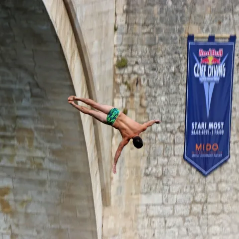 Australka Rhiannan Iffland i Englez Gary Hunt, koji ove godine nastupa pod francuskom zastavom, pobjednici su mostarskog natjecanja svjetskog prvenstva Red Bull Cliff Diving. Mostar je protekla tri dana bio domaćin najboljim svjetskim visinskim skakačima, a spektakularno natjecanje završeno je u subotu finalnom serijom skokova nakon koje su se Iffland i Hunt pokazali najkonstantnijim. (Foto FENA/Emanuel Soca)