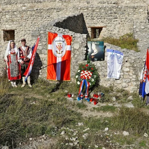 BLAGAJ, 25. listopada - Polaganjem vijenca i paljenjem svijeća u ponedjeljak je na tvrđavi hercega Stjepana Kosače (Stjepan grad) u Blagaju obilježena 543. godišnjica smrti kraljice Katarine Kosače-Kotromanić.