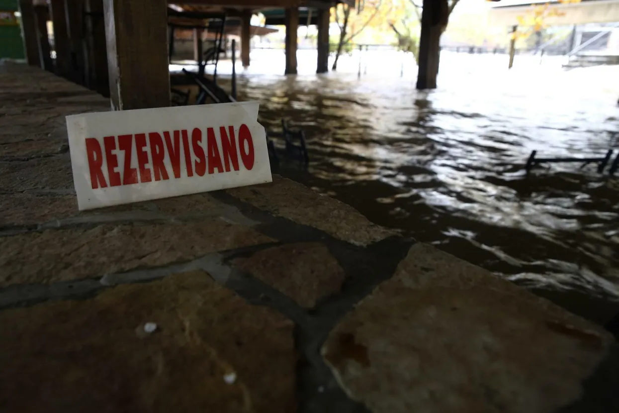 05.11.2021. Blagaj - Rijeka Buna poplavila je nekoliko ugostiteljskih objekata nakon sto se izlila iz korita. Danas izmjereni vodostaj Bune kaze da je ova rijeka dostigla najvisi vodostaj od pocetka rada stanice 1923. godine.