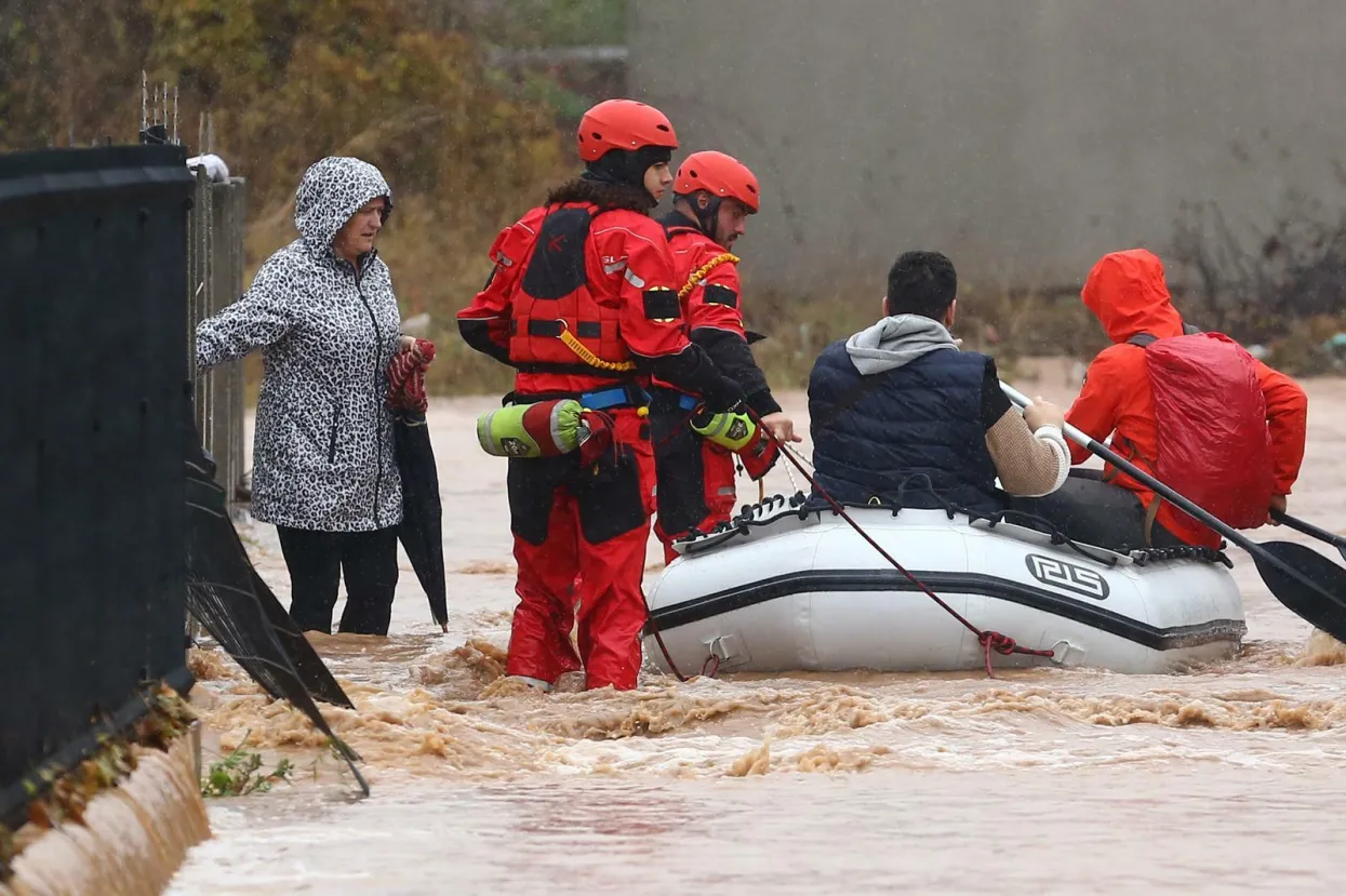 05.11.2021., Sarajevo - Velike poplave u Ilidzi, predgradju Sarajeva. Usljed ogromnih kisnih padavina doslo je do porasta visine vodostaja na svim vodotocima na podrucju Kantona Sarajevo. Zabiljezeno je izlijevanje rijeke Bosne i Zeljeznice iz korita na lokalitetu opcine Ilidza. Poplavljena su dvorista, domovi, pa i kompletna naselja.