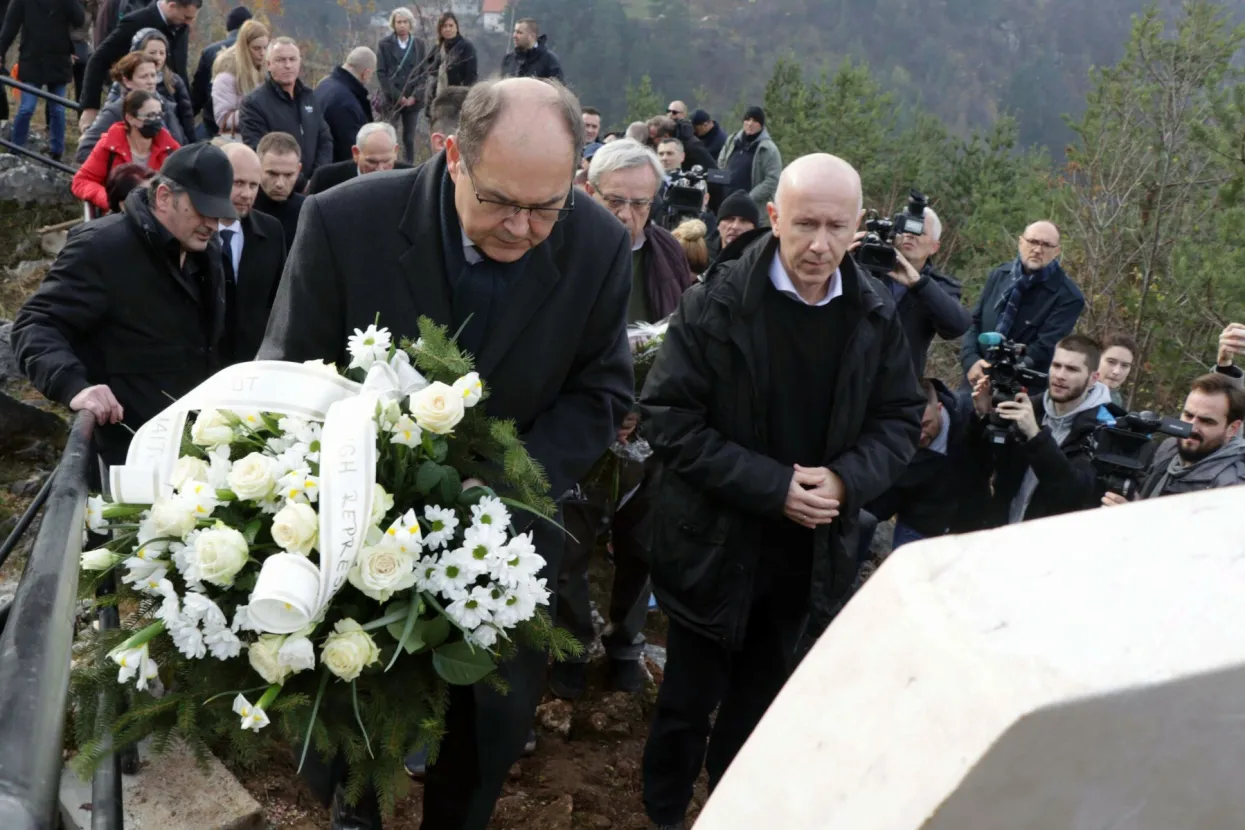 Spomen-ploča ubijenim građanima Sarajeva srpske nacionalnosti otkrivena je danas na Kazanima, a otkrili su je visoki predstavnik u Bosni i Hercegovini Christian Schmidt, potpredsjednik Federacije BiH Milan Dunović te gradonačelnica Sarajeva Benjamina Karić. (Foto FENA/Harun Muminović)