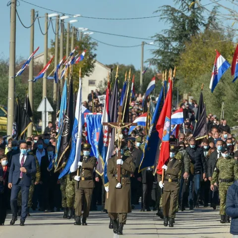 18.11.2020., Skabrnja - Kolonom sjecanja obiljezena je obljetnica stradavanja branitelja i civila u Skabrnji.
Photo: Dino Stanin/PIXSELL