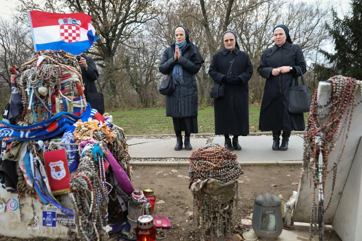 Veliki broj ljudi poceo je dolaziti u Vukovar i na 30. godisnjicu odati pocast vukovarskim zrtvama. Tako su i ove casne sestre dosle izmoliti krunicu na mjestu masovne grobnice na Ovcari