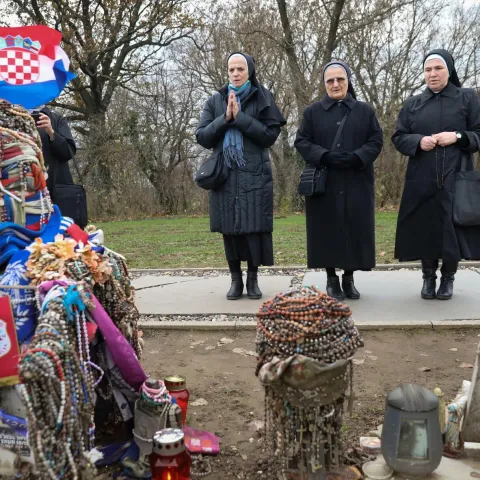 Veliki broj ljudi poceo je dolaziti u Vukovar i na 30. godisnjicu odati pocast vukovarskim zrtvama. Tako su i ove casne sestre dosle izmoliti krunicu na mjestu masovne grobnice na Ovcari