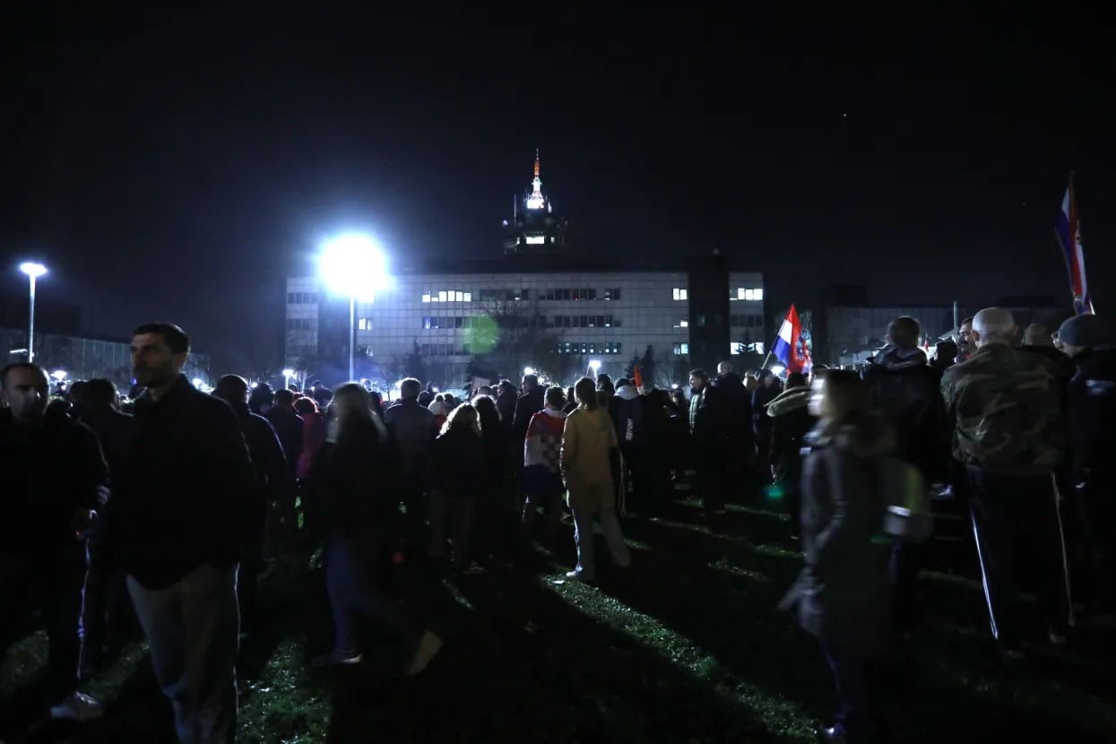 Zagreb, 20.11.2021. - Prosvjed protiv uvođenja Covid potvrda nakon glavnog zagrebačkog trga nastavljen ispred zgrade HRT-a na Prisavlju. foto HINA/ Lana SLIVAR DOMINIĆ/ ml