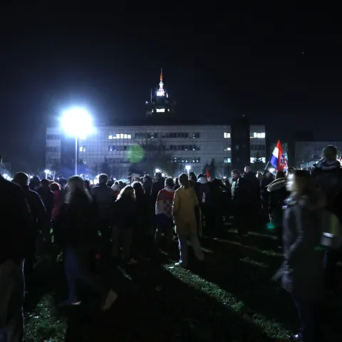 Zagreb, 20.11.2021. - Prosvjed protiv uvođenja Covid potvrda nakon glavnog zagrebačkog trga nastavljen ispred zgrade HRT-a na Prisavlju. foto HINA/ Lana SLIVAR DOMINIĆ/ ml