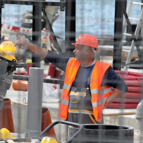 07.05.2021., Sibenik - Na rivi su u tijeku radovi na rekonstrukciji i obnovi Inine benzinske crpke. Gradjevinari kazu da se radi punom parom kako bi benzinska crpka pocela s radom 01.07. ove godine. Photo: Dusko Jaramaz/PIXSELL