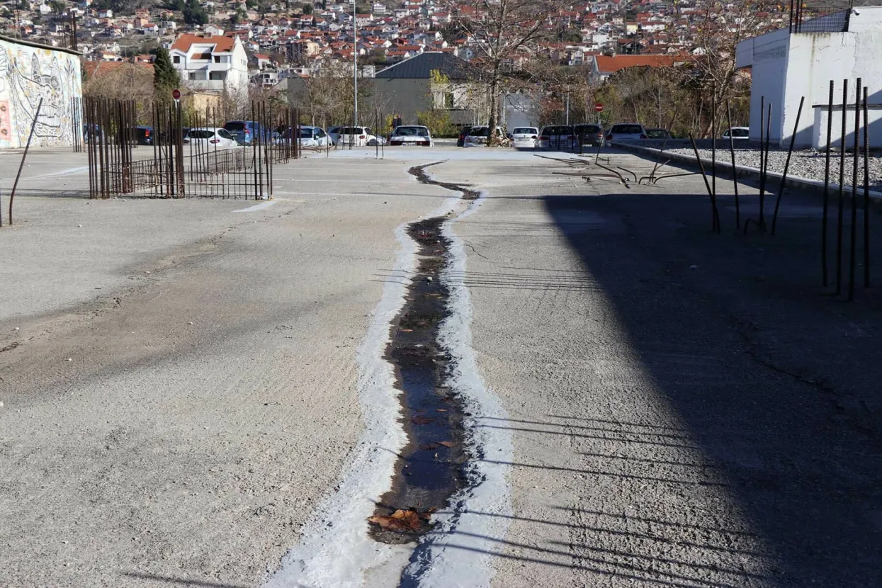 Premda je u produkcijskom i organizacijskom smislu ova godina bila vrlo zahtjevna, može se reći i da je bila vrlo uspješna za Hrvatsko narodno kazalište (HNK) u Mostaru, ocijenio je u razgovoru za Fenu ravnatelj te kulturne ustanove Ivan Vukoja.