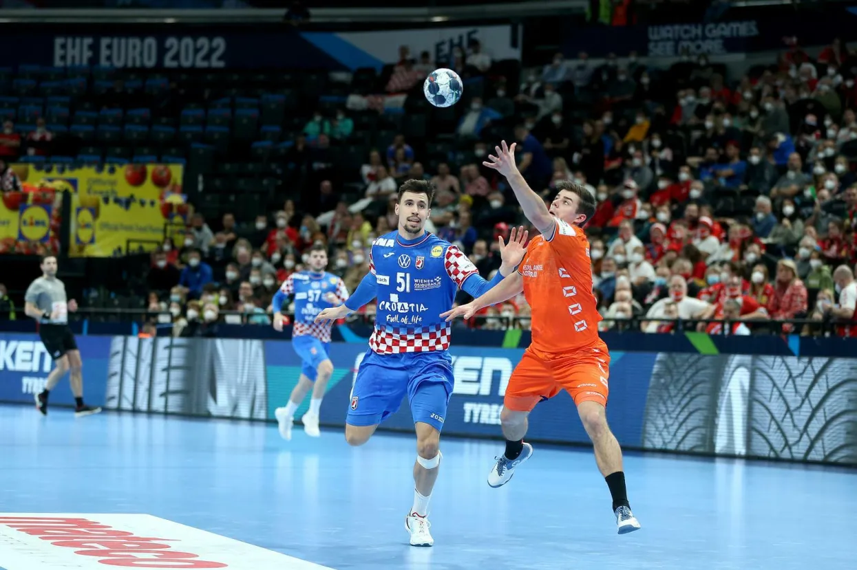 26.01.2022., Multifunctional Arena, Budimpesta, Madjarska - EHF Europsko prvenstvo, skupina I, 4. kolo, Nizozemska - Hrvatska.Ivan Martinovic, Rutger Ten Velge