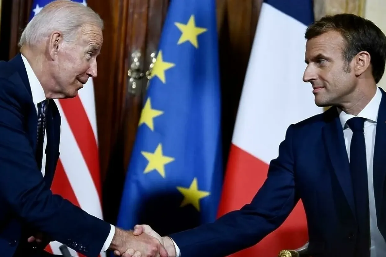 Joe Biden i Emmanuel Macron