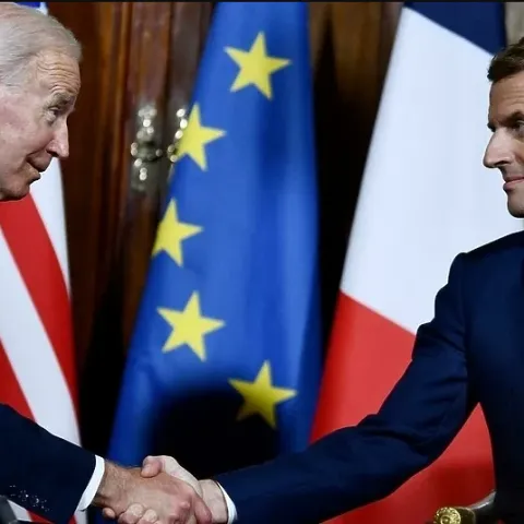 Joe Biden i Emmanuel Macron