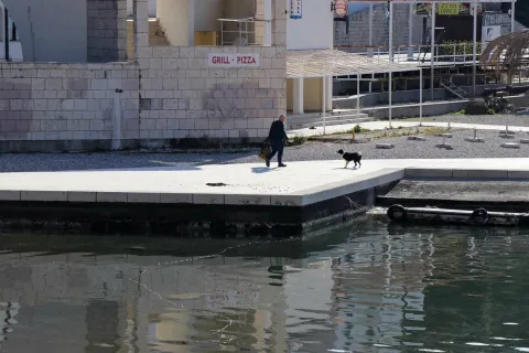 NEUM, 4. veljače (FENA) - Bolna točka Općine Neum, kao i ostalih lokalnih zajednica u Bosni i Hercegovini, je odlazak mladih. Kako bi to spriječio, načelnik Neuma Dragan Jurković u idućoj godini planira izgradnju stambenih objekata za mlade obitelji.(Foto FENA/Mario Obrdalj)