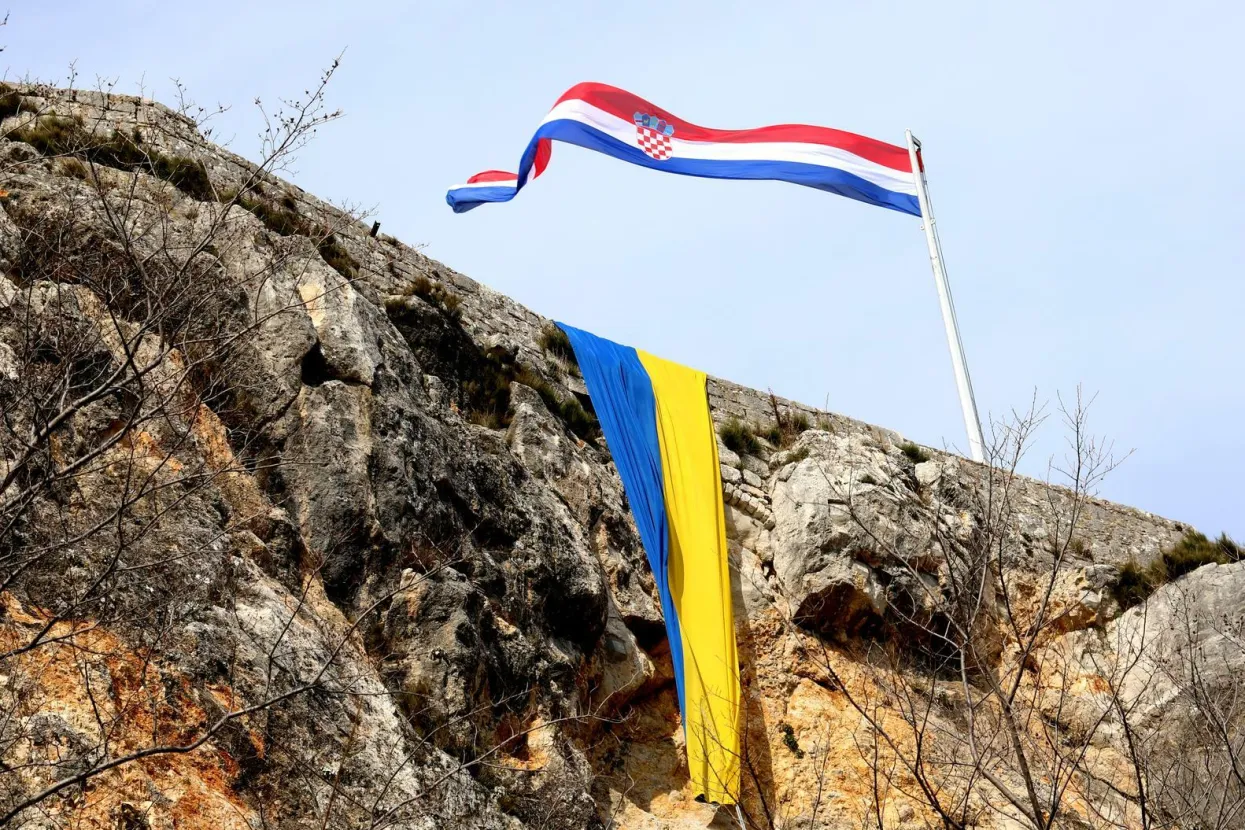 05.03.2022., Knin- Na Kninskoj tvrdjavi objesena ukrajinska zastava kao znak potpore ukrajinskom narodu u borbi za slobodu.
Photo: Dusko Jaramaz/PIXSELL Photo: Dusko Jaramaz/PIXSELL