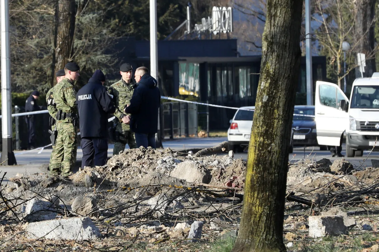 Zagreb, 11.03.2022.- Policija provodi očevid nakon pada objekta iz zraka na Jarunu, na terenu su policijski timovi specijalizirani za postupanje i reagiranje kod takve vrste događaja te nema razloga za uznemirenost građana, priopćio je u petak ujutro MUP navevi da je pronađen krater te dva padobrana