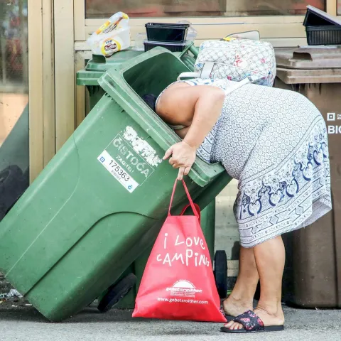 23.07.2021., Zagreb - Ilica. Koliko duboko treba zaroniti glavu u smece ne bi li se pronasla sitnica koja ovoj gospodji puno znaci? Sve je vise ljudi koji kopaju po smecu trazeci nesto sto bi im pomoglo u ovim teskim zivotnim situacijama neimastine. Photo: Sanjin Strukic/PIXSELL