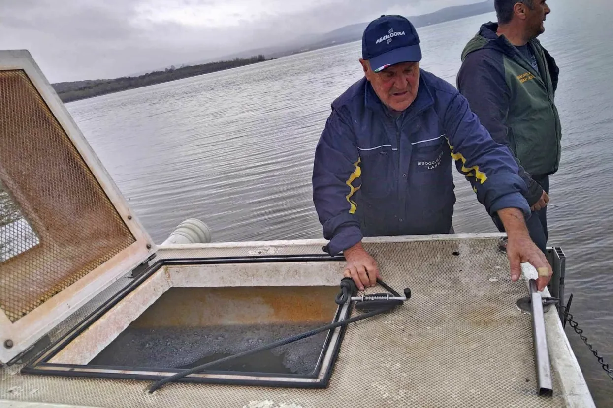 LIVNO, 22. travnja (FENA) - Nakon 30 godina tvrtka OBrEEn d.o.o. Livno poribila je Buško jezero sa šaranskom mlađi.(Foto FENA/Mario Lončar)