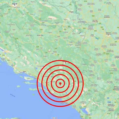 Mostar, 22.04.2022 - Vrlo snažan potres pogodio je u petak u 23,08 sati područje Hercegovine s magnitudom 5,8 stupnjeva Richterove ljestvice, a osjetio se u većem dijelu BiH i Dalmacije, navodi se u prvome izvješću Euromediteranskog seizmološkog centra (EMSC).

Epicentar potresa bio je 19 kilometara istočno od Stoca u istočnom dijelu Hercegovine, precizira se u izvješću EMSC-a. Potres se dogodio na dubini od dva kilometra. Tlo se treslo više sekunda, s magnitudom 5,8 stupnjeva Richtera.