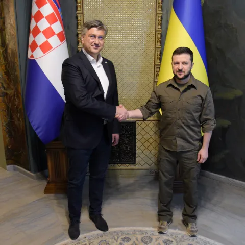 Zagreb, 8.5.2022.- Predsjednik Vlade Andrej Plenković u nedjelju ujutro stigao je u Kijev gdje će održati sastanke s predsjednikom Ukrajine Volodimirom Zelenskim, predsjednikom Vlade Denisom Šmihalom i predsjednikom Vrhovne Rade Ruslanom Stefančukom, priopćeno je iz Vlade. Na slici Andrej Plenković i Volodimir Zelenski.