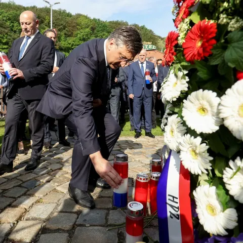 14.05.2022., Veliko Trgovisce - Obiljezavanje 100. obljetnice rodjenja prvog predsjednika Republike Hrvatske i utemeljitelja HDZ-a dr. Franje Tudjmana. Izaslanstvo HDZ-a polozilo je vijenac i zapalilo svijecu ispred rodne kuce dr. Franje Tudjmana u Velikom Trgoviscu. Predsjednik Vlader RH i HDZ-a Andrej Plenkovic