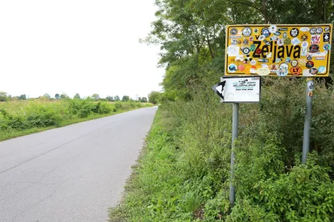 22.09.2021., Licko Petrovo Selo - Reportaza iz nekadasnjeg Vojnog aerodroma Zeljava, najveceg podzemni aerodroma i nekadasnja baza Jugoslavenske narodne armije. Iako je aerodrom napusten brojni turisti svakodnevno obilaze bazu i fotografiraju uz ostatke vojnog aviona douglas c-47.