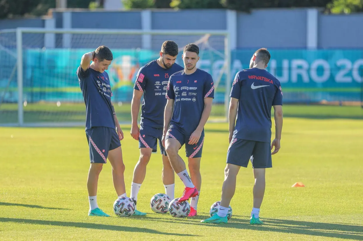 Trening nogometaša hrvatske nogometne reprezentacije. Domagoj Bradarić, Joško Gvardiol, Josip Brekalo