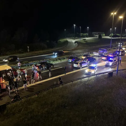 21.05.2022., Zagreb -Ekskluzivne fotografije tucnjave izmedju Torcide i policije. U subotu u 21.35 sati na autocesti A1 kod odmorista Desinec navijaci Hajduka napali su policajce koji su ih organizirano pratili s utakmice u Zagrebu. Odbijajuci napad policija je uzvratila vatrenim oruzjem kojim su ranjena dvojica napadaca, a u napadu je ozlijedjeno desetak policajaca. Photo: Pixsell/PIXSELL