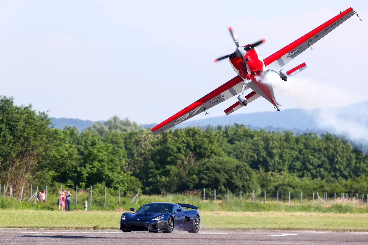 Sportski zrakoplov leti iznad Rimac Nevere na aerodromu u Varaždinu u sklopu eventa Fly Over