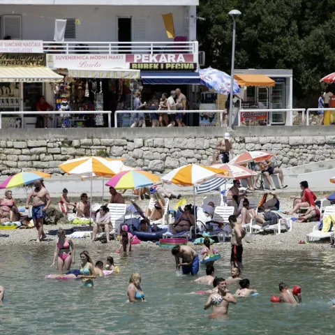 Pune gradske plaže u Neumu