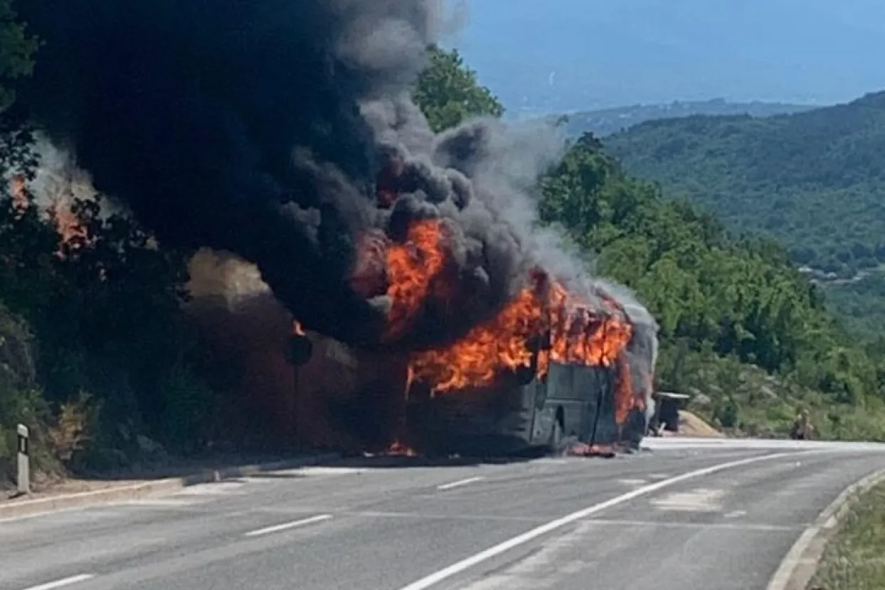 Kod Imotskog planuo autobus