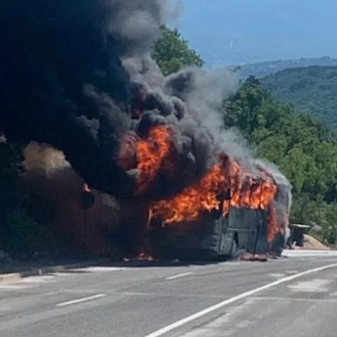 Kod Imotskog planuo autobus