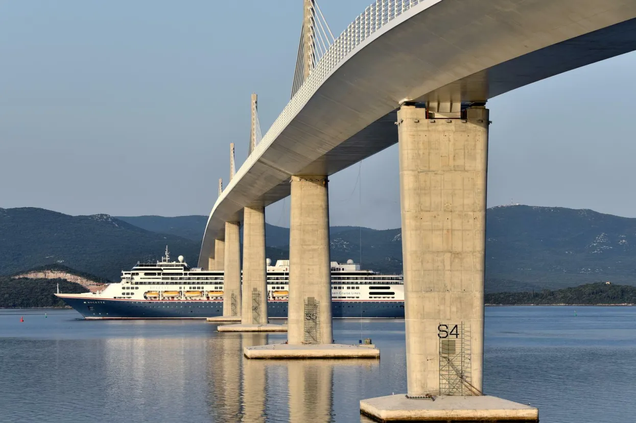 23.06.2022., Komarna - Ispod Peljeskog mosta prosao je prvi kruzer. Pod zapovjednistvom Dubrovcanina Joze Glavica kruzer Bolette uputio se prema Neumu gdje ce se usidriti, a ciji ce putnici obilaziti turisticka odredista u BiH. Visina od vode do najvise tocke na brodu je 48,1 metara a dopustena visina prolaska Peljesko mosta je 55 metara. Photo: Matko Begovic/PIXSELL