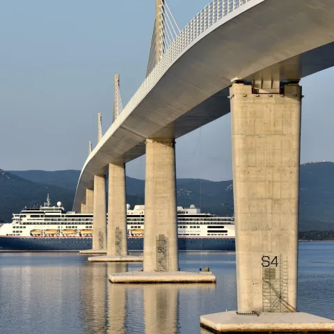 23.06.2022., Komarna - Ispod Peljeskog mosta prosao je prvi kruzer. Pod zapovjednistvom Dubrovcanina Joze Glavica kruzer Bolette uputio se prema Neumu gdje ce se usidriti, a ciji ce putnici obilaziti turisticka odredista u BiH. Visina od vode do najvise tocke na brodu je 48,1 metara a dopustena visina prolaska Peljesko mosta je 55 metara. Photo: Matko Begovic/PIXSELL