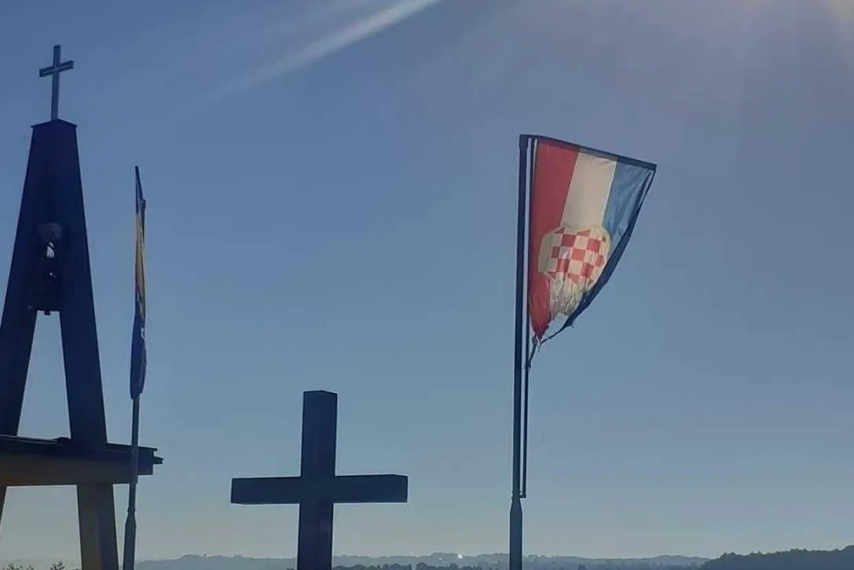 Ponovno uništena hrvatska zastava u Jelahu kod Tešnja