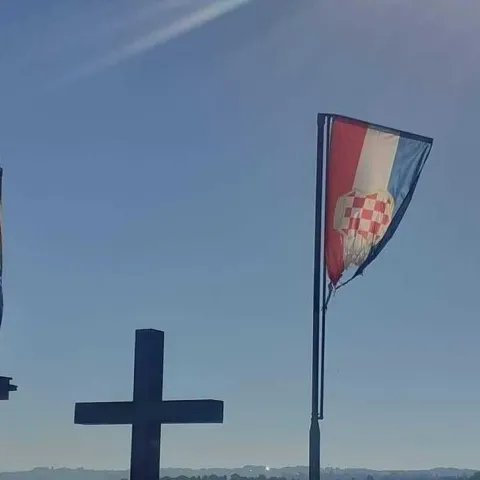 Ponovno uništena hrvatska zastava u Jelahu kod Tešnja