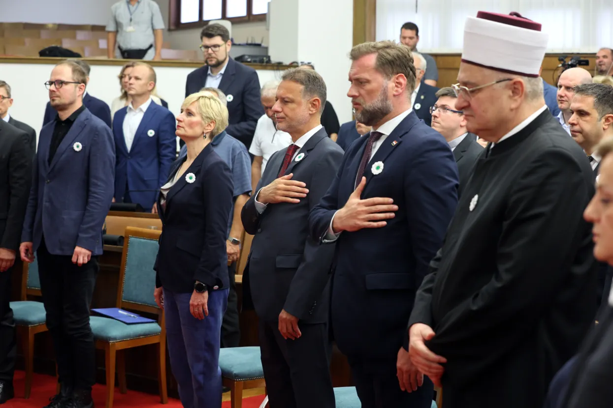 Zagreb, 6.7.2022 - Predsjednik Hrvatskog sabora Gordan Jandroković nazočio je na komemorativnom skupu u povodu obilježavanja 11. srpnja - Dana sjećanja na genocid u Srebrenici. Na slici Luka Korlaet, Melita Mulić, Gordan Jandroković, Mario Banožić i Aziz Hasanović.