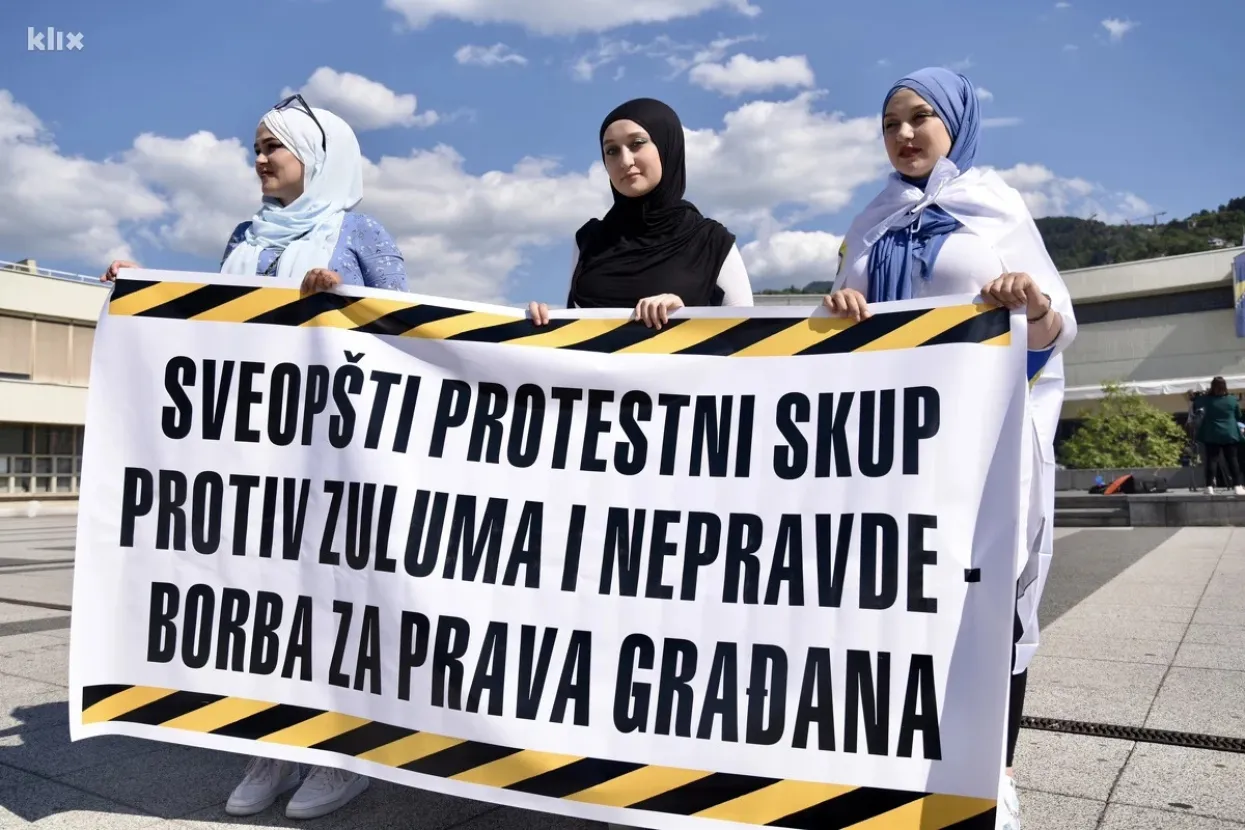 Počeli prosvjedi u Sarajevu, velik&nbsp;broj građana traži da vlast reagira na krizu