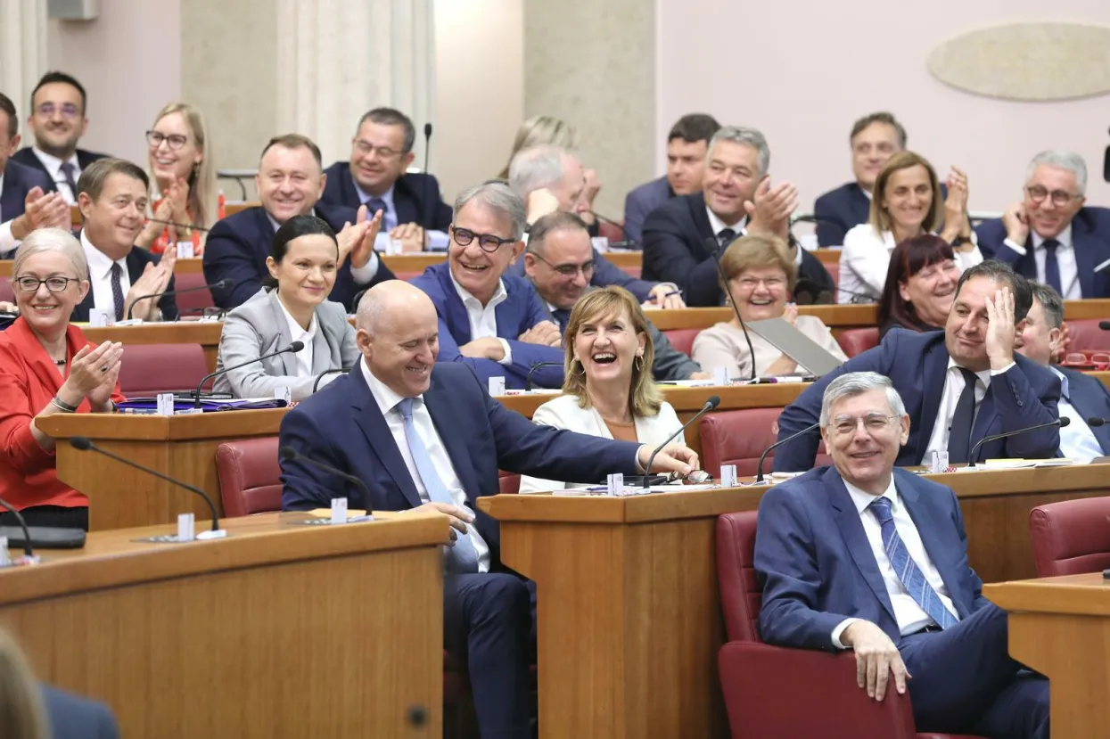 08.07.2022., Zagreb - Jedan od najzescih protivnika ministra Berosa, Nikola Grmoja, greskom je uz smijeh HDZ-ovaca, glasovao protiv opoziva. Sabor tjedni rad zavrsava glasovanjem o raspravljenim tockama dnevnog reda. Prvo izaglasana tocka bila je odbijanje zahtjeva ne opozivom ministr Berosa. Photo: Patrik Macek/PIXSELL