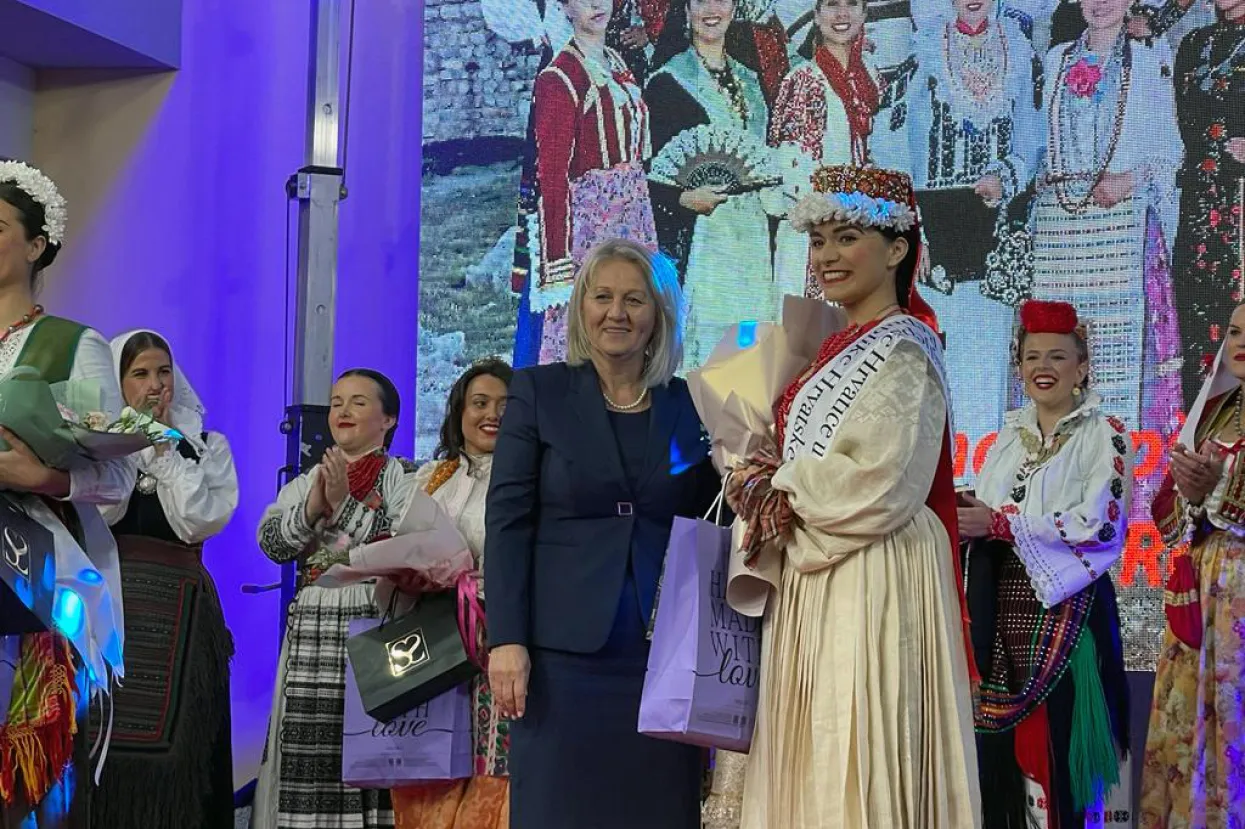 Drina Jelena Dujmić iz Kanade proglašena je najljepšom Hrvaticom u narodnoj nošnji izvan Republike Hrvatske na Devetoj reviji tradicijske odjeće koja je u petak navečer održana u Tomislavgradu u BiH. Na slici kandidatkinja HNS-a BiH i HDZ-a za hrvatskog člana Predsjedništva BiH Borjana Krito uručuje nagrade.
foto HINA/ Zoran Krešić/