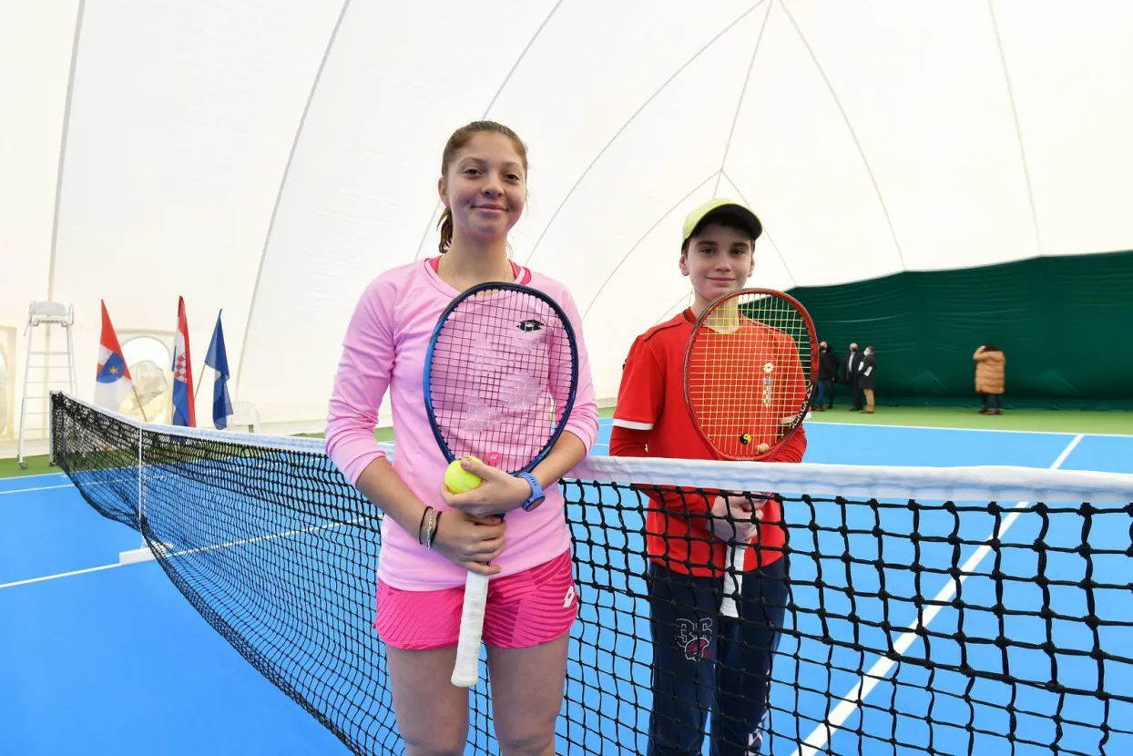 01.02.2021., Cakovec- Otvorenje natkrivenih teniskih terena u sklopu buduceg Regionalnog drustvenog tenis centra Cakovec. Antonija Ruzic i Noa Levak.rPhoto: Vjeran Zganec Rogulja/PIXSELL