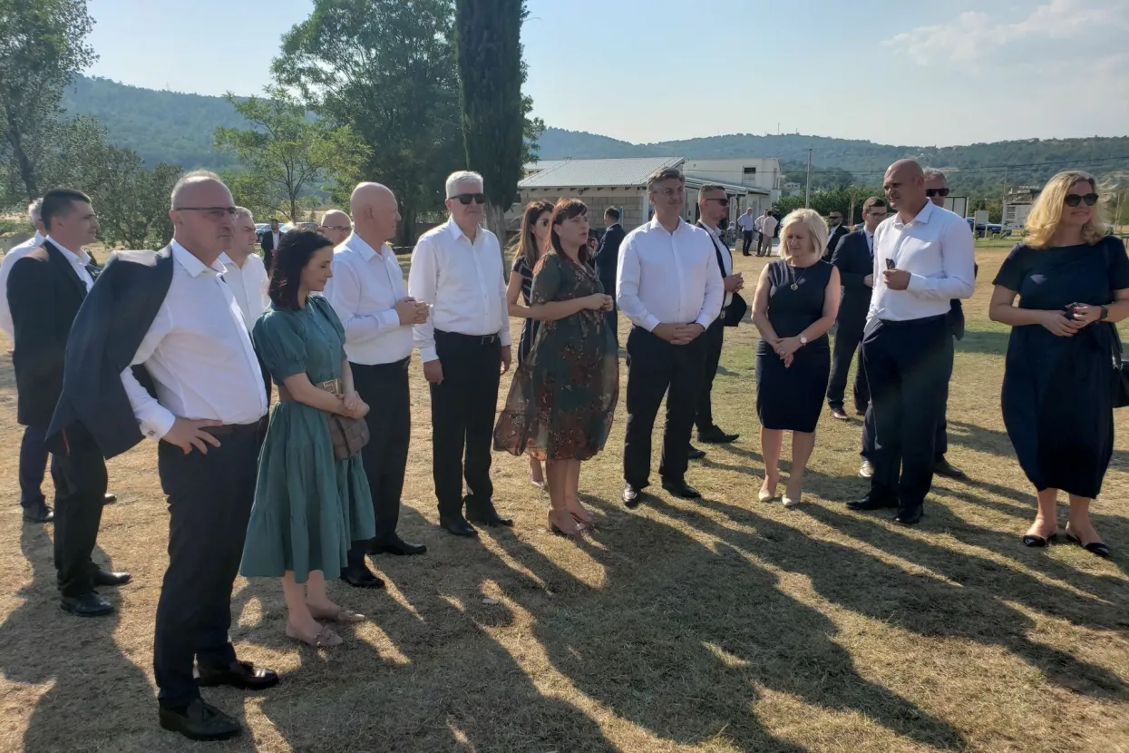 STOLAC, 25. srpnja (FENA) - Predsjednik Vlade Republike Hrvatske Andrej Plenković u ponedjeljak je u sklopu posjete Hercegovini obišao i nekropolu stećaka Radimlja u Stocu.(Foto FENA/Denis Leko)