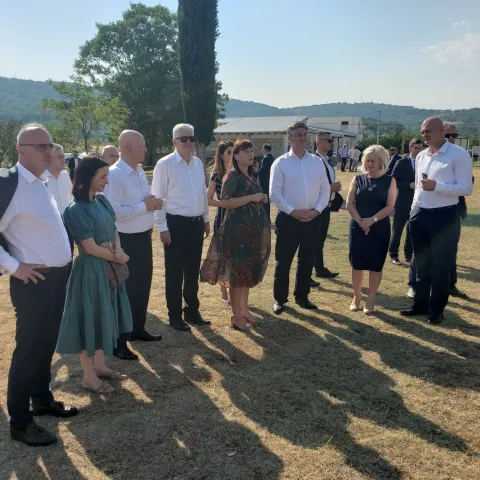 STOLAC, 25. srpnja (FENA) - Predsjednik Vlade Republike Hrvatske Andrej Plenković u ponedjeljak je u sklopu posjete Hercegovini obišao i nekropolu stećaka Radimlja u Stocu.(Foto FENA/Denis Leko)