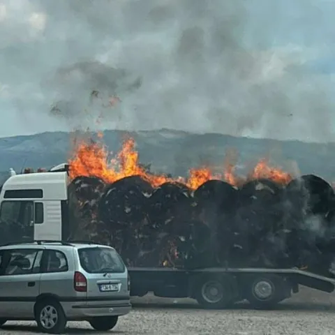 Na magistralnoj cesti u Širokom Brijegu zapalio se kamion pun sijena