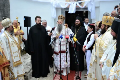 Smiljan, 2.8.2022.- Na praznik svetog proroka Ilije patrijarh Srpske pravoslavne crkve Porfirije (Perić) služio je liturgiju i posvetio obnovljeni hram svetih apostola Petra i Pavla u Smiljanu, rodnom mjestu Nikole Tesle.