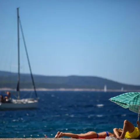 26.08.2020., Bol - Plaza Zlatni rat na otoku Bracu puna je turista i u ova cudna vremena. Photo: Igor Soban/PIXSELL