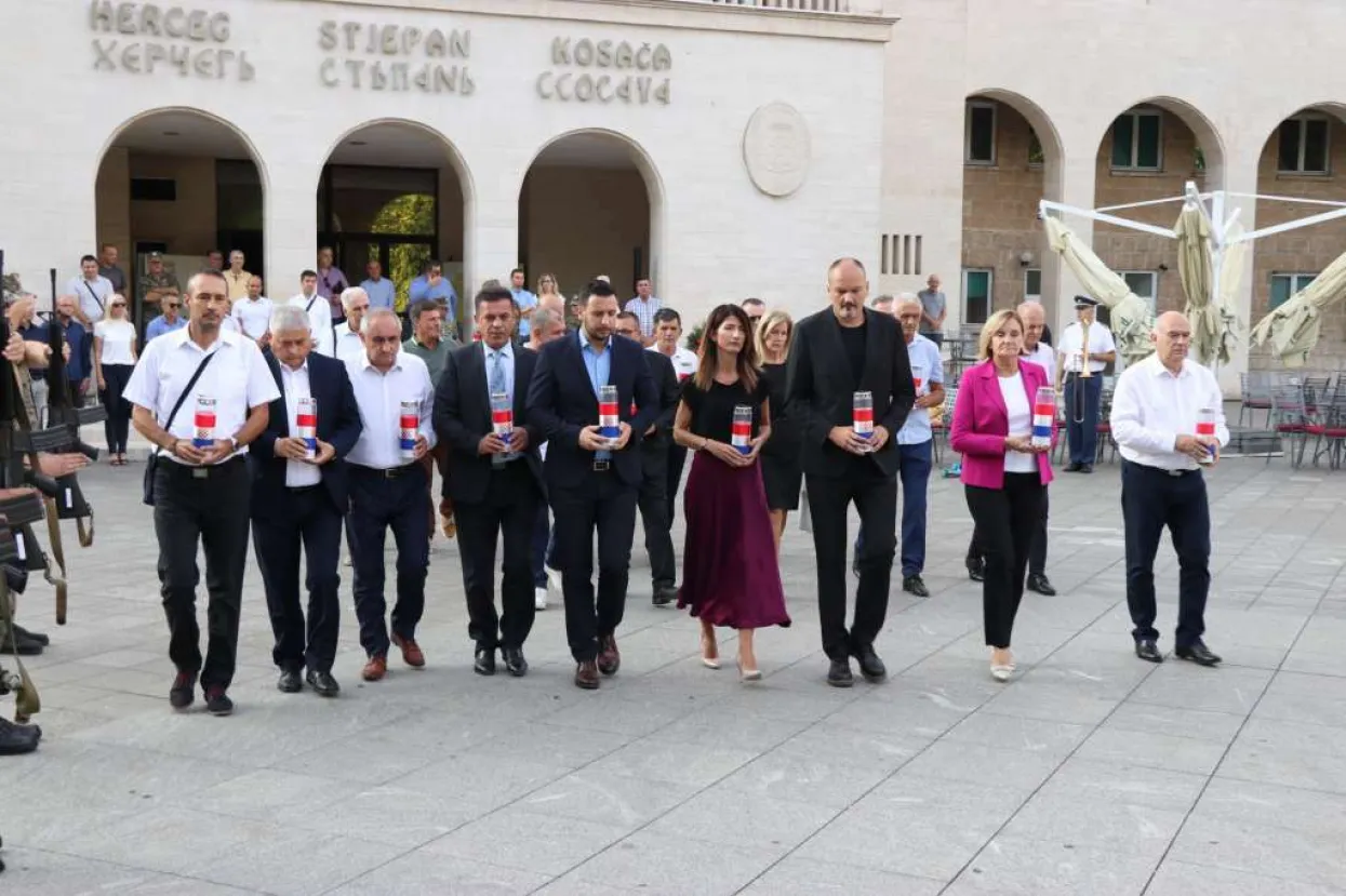 Kod spomenika ispred Hrvatskog doma hercega Stjepana Kosače u Mostaru je u nedjelju polaganjem vijenaca i paljenjem svijeća obilježeno 29 godina od uspostavljanja Hrvatske republike Herceg-Bosne.