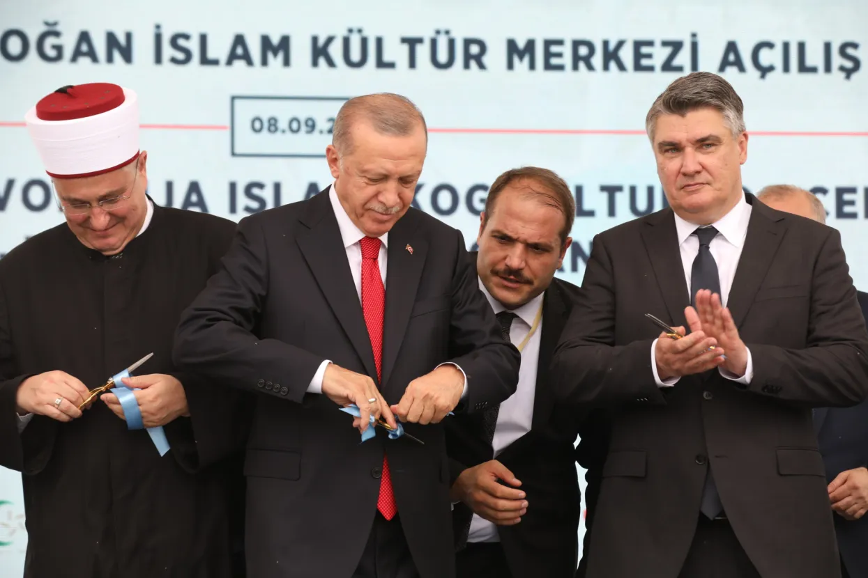 Predsjednik Republike Hrvatske Zoran Milanović i predsjednik Republike Turske Recep Tayyip Erdogan sudjeluju na otvorenju Islamskog kulturnog centra Sisak. Na fotografiji Recep Tayyip Erdogan, Zoran Milanović.