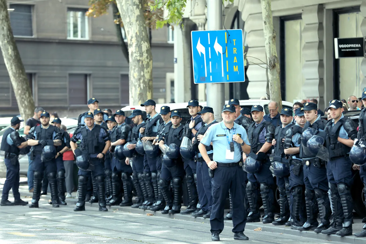 Zagreb, 10.09.2022. - Prosvjed pokreta &quot;Slobodni zajedno&quot; na kojemu traže ostavku Vlade i prijevremene izbore. Na fotografiji pripadnici policije.