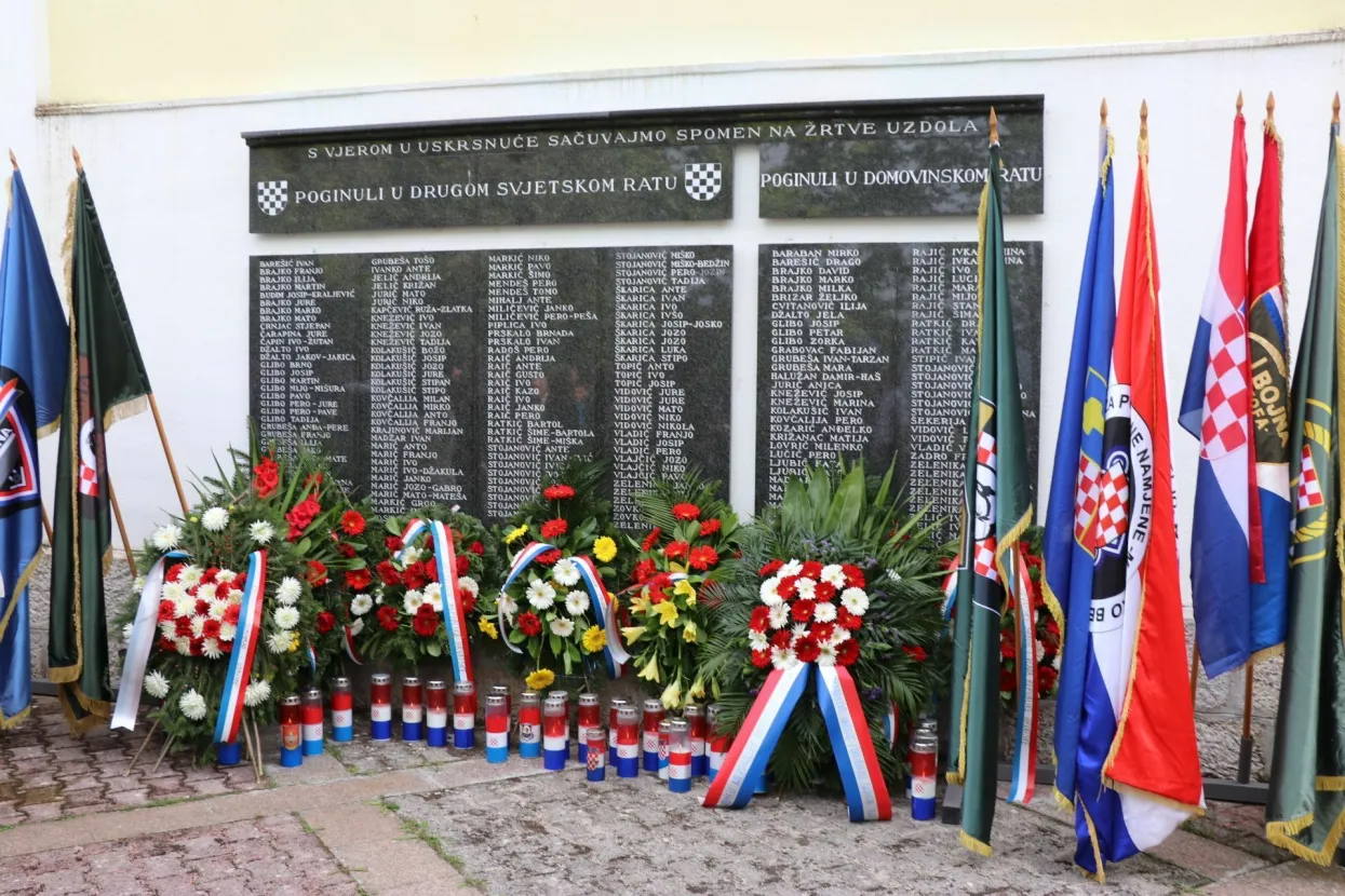 UZDOL, 14. rujna (FENA) - U Memorijalnom centru u Uzdolu, u općini Prozor-Rama, obilježena je 29. godišnjica stradanja 29 civila hrvatskih civila i 12 pripadnika Hrvatskog vijeća obrane, koje su na današnji dan 1993. godine u njihovim domovima ubili pripadnici Armije BiH. Foto Fena/Branka Soldo