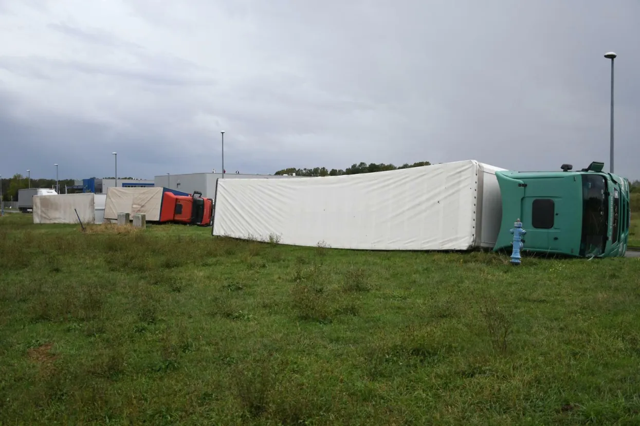 15.09.2022., Cazma - U poslijepodnevnim satima snazno nevrijeme pogodilo je podrucje Cazme. Na podrucje su upucene sve zurne sluzbe kako bi pomogli stanovnicima. Jak vjetar prevrtao je i kamione. Photo: Damir Spehar/PIXSELL